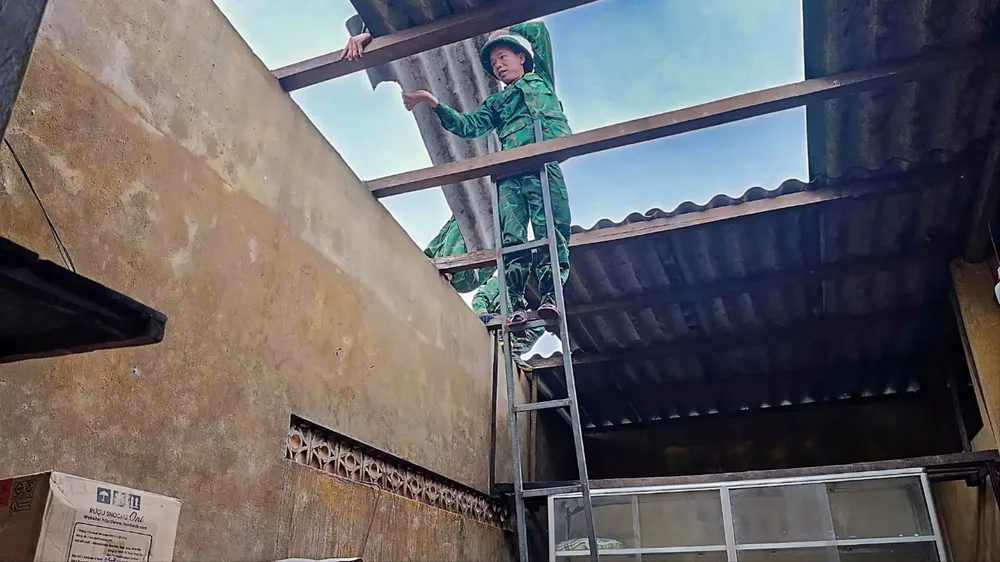 Bộ đội Biên phòng hỗ trợ người dân khắc phục hậu quả dông lốc ở A Lưới (Huế)