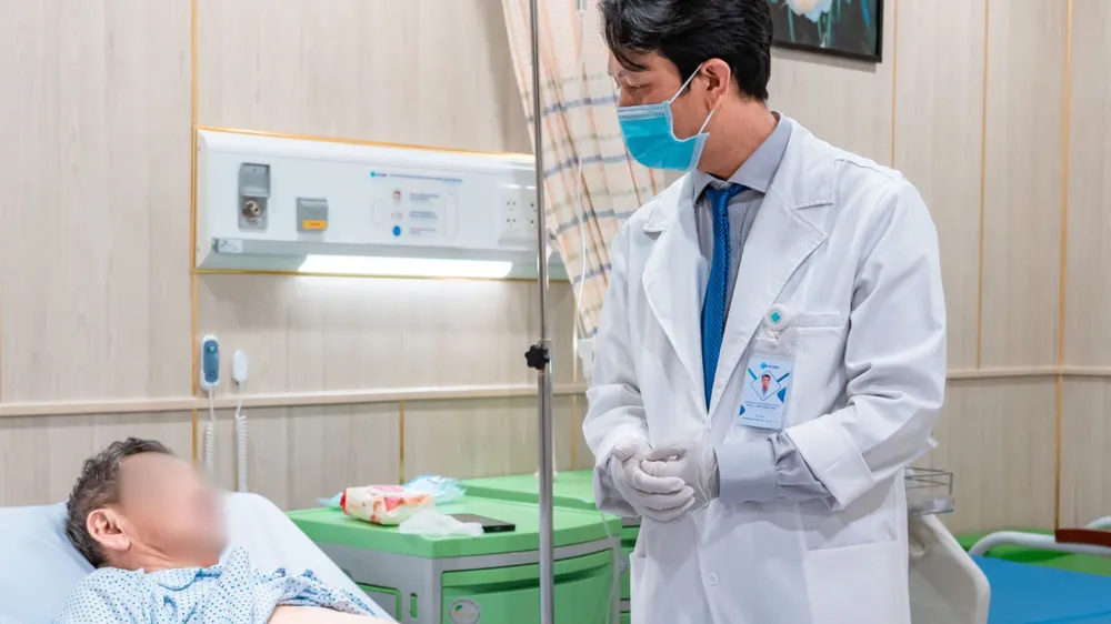 Cứu sống bệnh nhân Thái Lan nguy kịch vì thủng túi mật