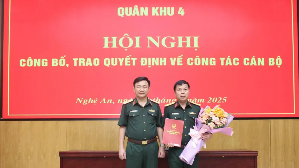 Thiếu tướng Đoàn Xuân Bường, Bí thư Đảng ủy, Chính ủy Quân khu trao quyết định cho Thượng tá Trương Viết Hải