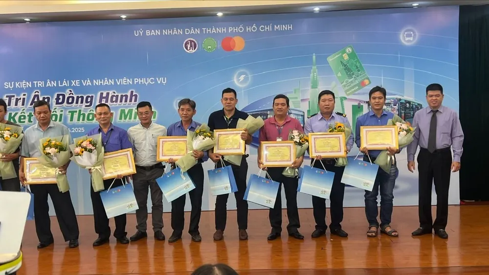 Tôn vinh 30 tài xế và nhân viên phục vụ xe buýt 