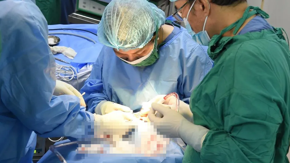 Các bác sĩ đang phẫu thuật cho người bệnh