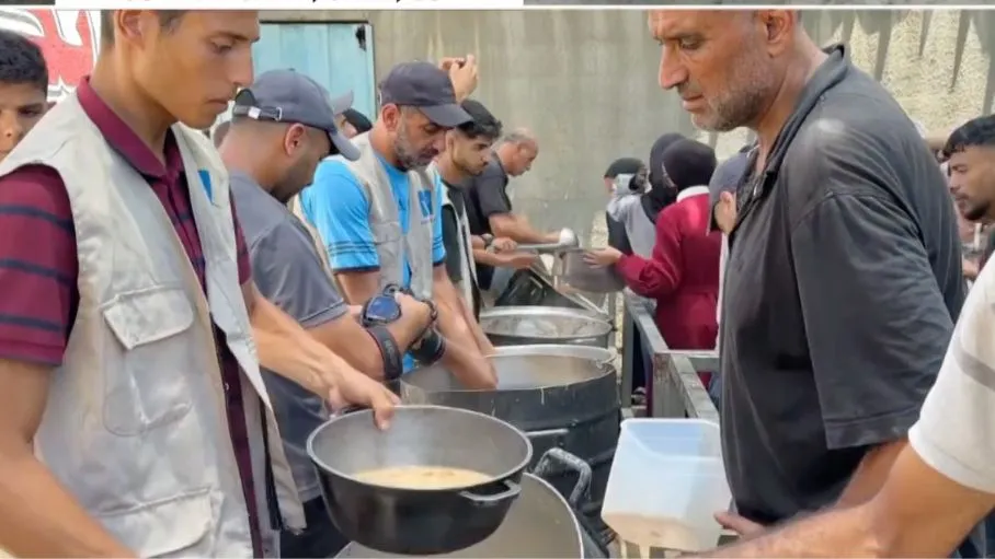 Người Palestine lấy thực phẩm cứu trợ tại Dải Gaza/ Ảnh: AL JAZEERA 