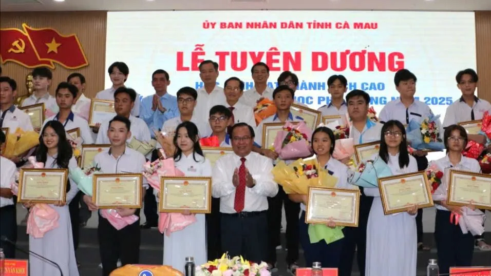 Cà Mau: Tuyên dương 32 học sinh đạt thành tích cao kỳ thi tốt nghiệp THPT 2025