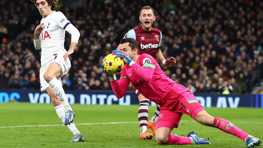Premier League làm “mất lòng” cổ động viên châu Á?