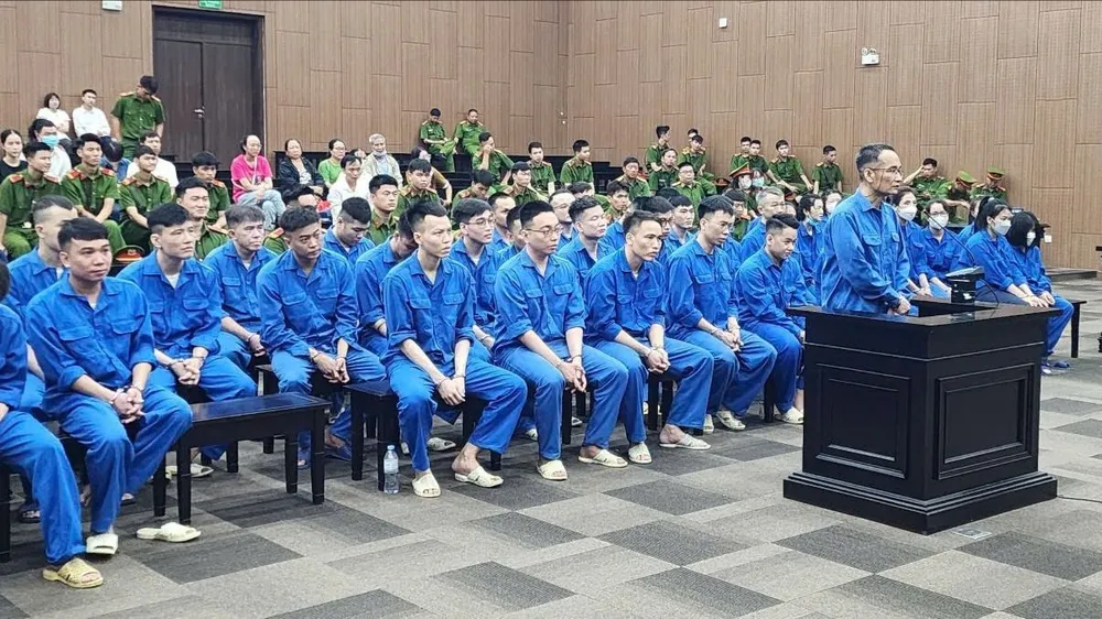 Cắt ghép hình ảnh, gọi điện chửi bới để đòi nợ, hơn 40 đối tượng hầu tòa
