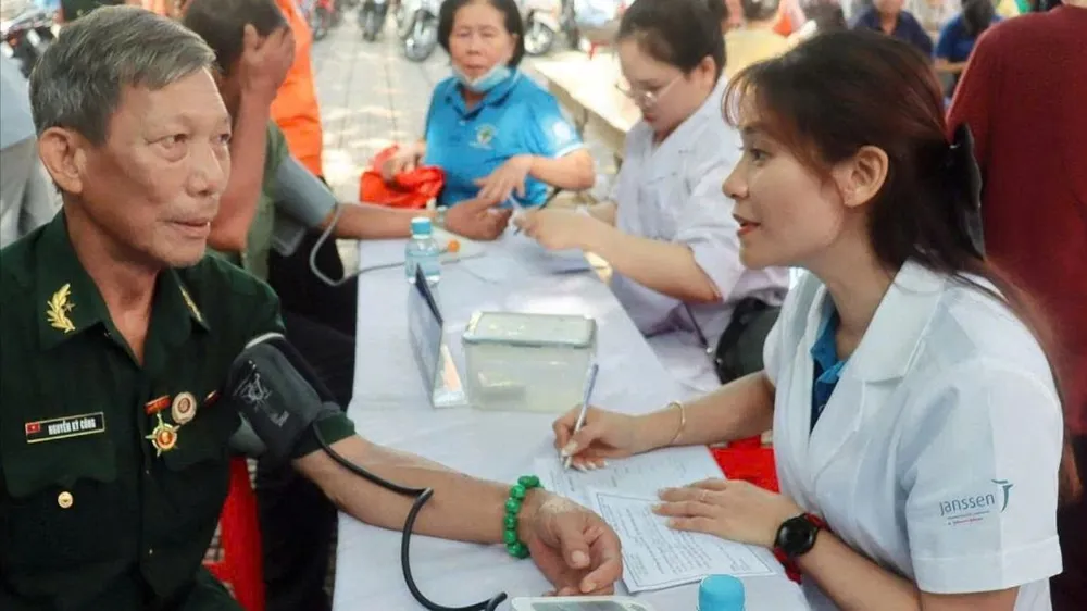 Chương trình văn nghệ tại lễ kỷ niệm 78 năm Ngày Thương binh - Liệt sĩ phường Tăng Nhơn Phú. Ảnh THU HƯỜNG