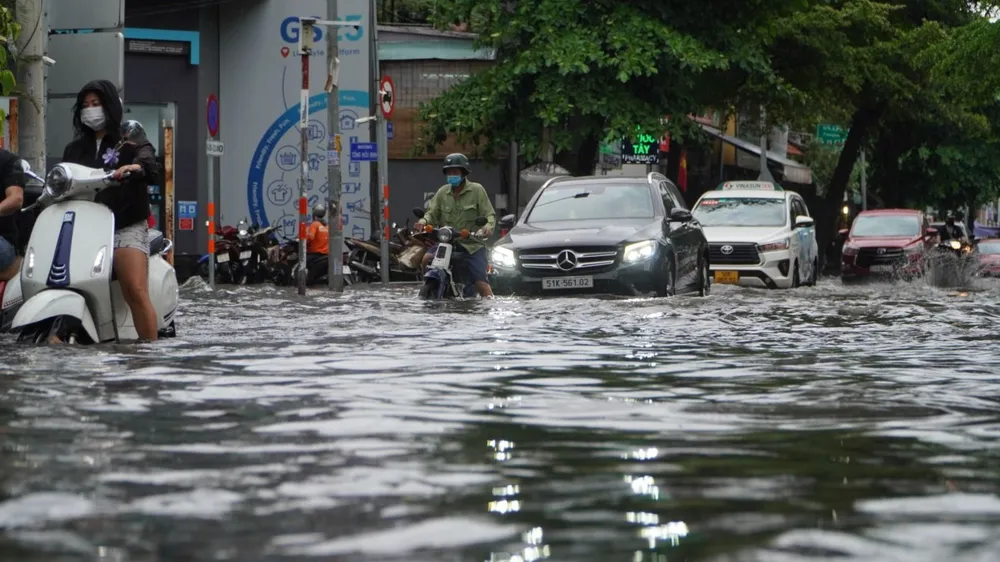 Dự báo hôm nay 6-8, TPHCM tiếp tục mưa lớn, ngập