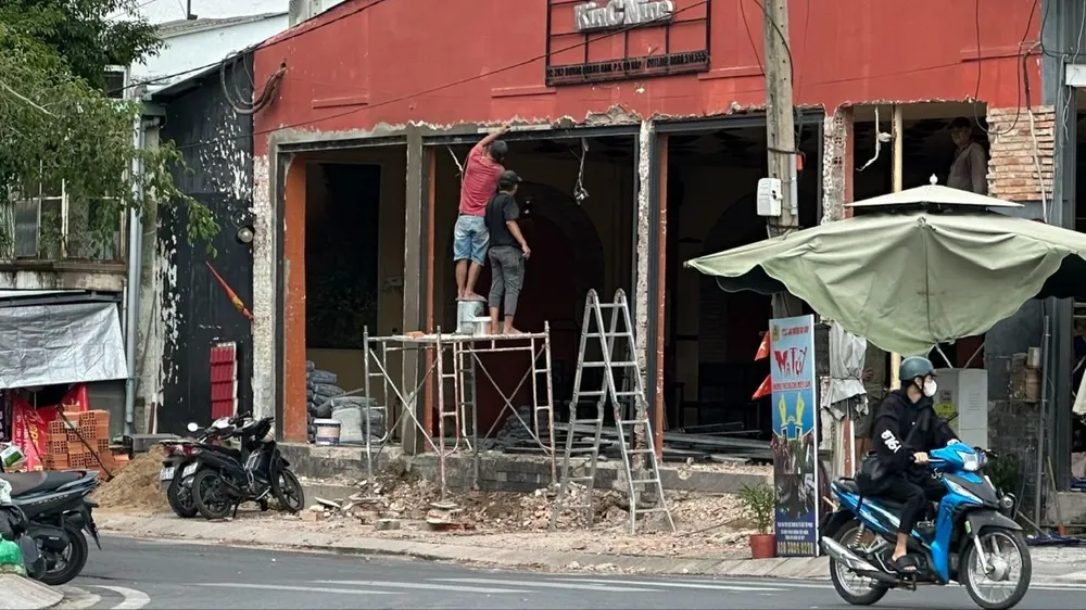 Một công trình sửa chữa tại đường Dương Quảng Hàm, phường An Nhơn, TPHCM. Ảnh: Thanh Hiền