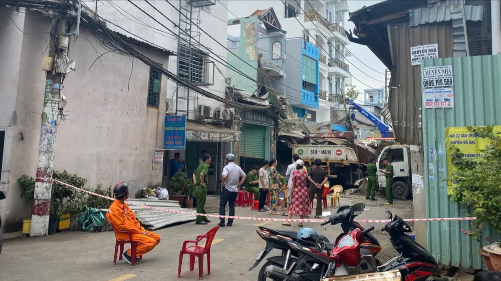 Nổ lớn tại công ty kính ở phường Tân Sơn Nhì (TPHCM)