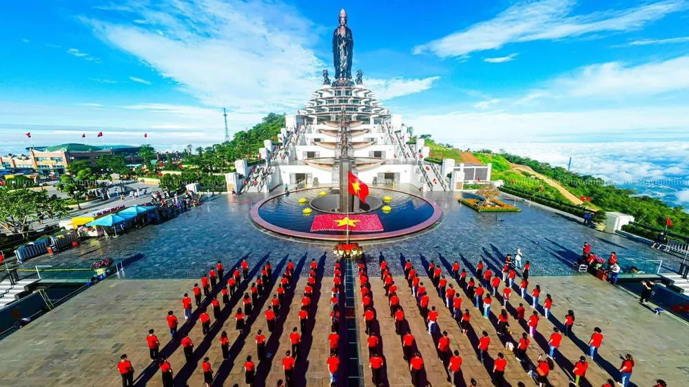Hàng ngàn du khách tham quan khu du lịch núi Bà Đen, Tây Ninh 