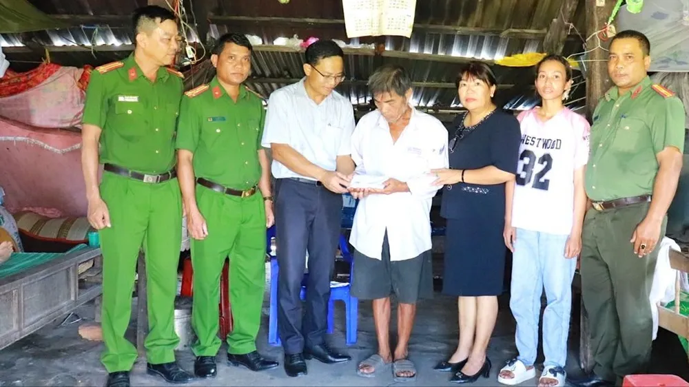 Trao 27 triệu đồng bạn đọc hỗ trợ đến gia đình bà Rmah H’tang