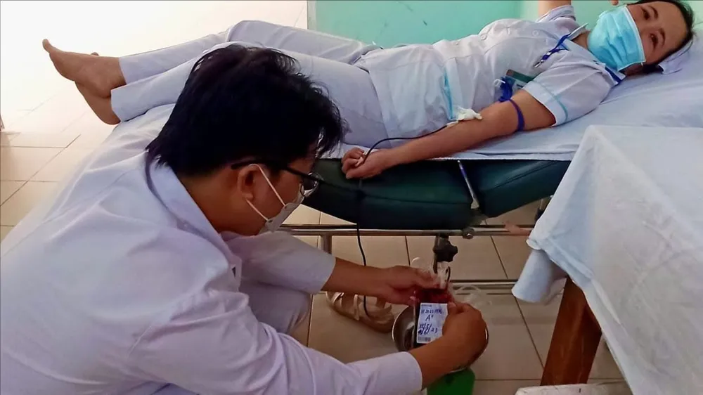 Lâm Đồng: Thiếu nguồn máu, y bác sĩ luân phiên hiến máu cứu người