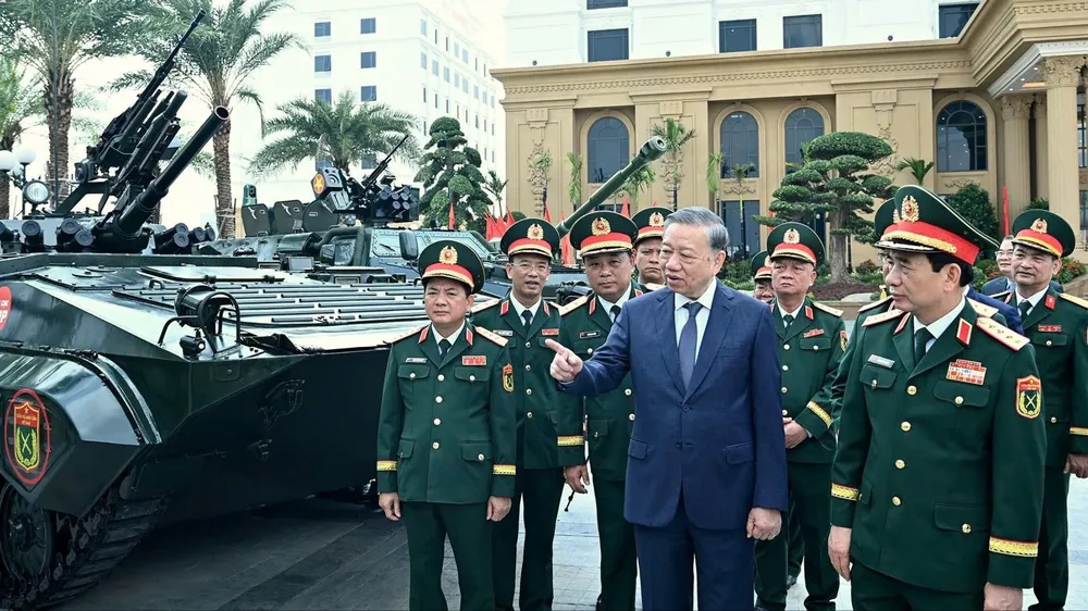 Đầu tư nghiên cứu, thiết kế, chế tạo những vũ khí hiện đại, có ý nghĩa chiến lược