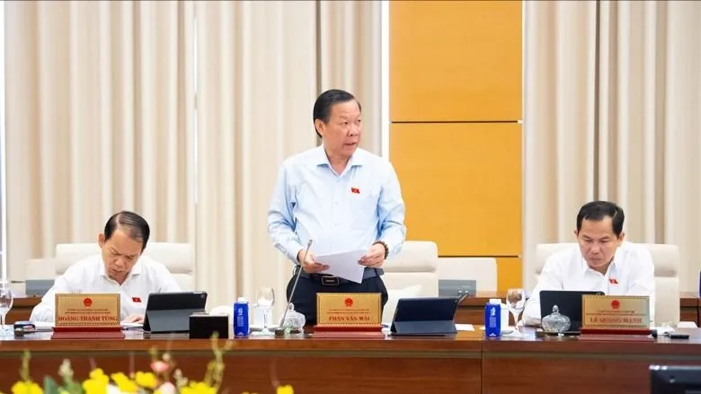 Chủ nhiệm Ủy ban Kinh tế và Tài chính Phan Văn Mãi trình bày báo cáo thẩm tra 