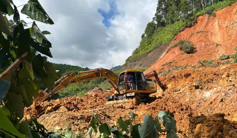 Đơn vị quản lý đường bộ huy động nhiều máy móc để nỗ lực khắc phục sạt lở trên Quốc lộ 48 qua xã Thông Thụ