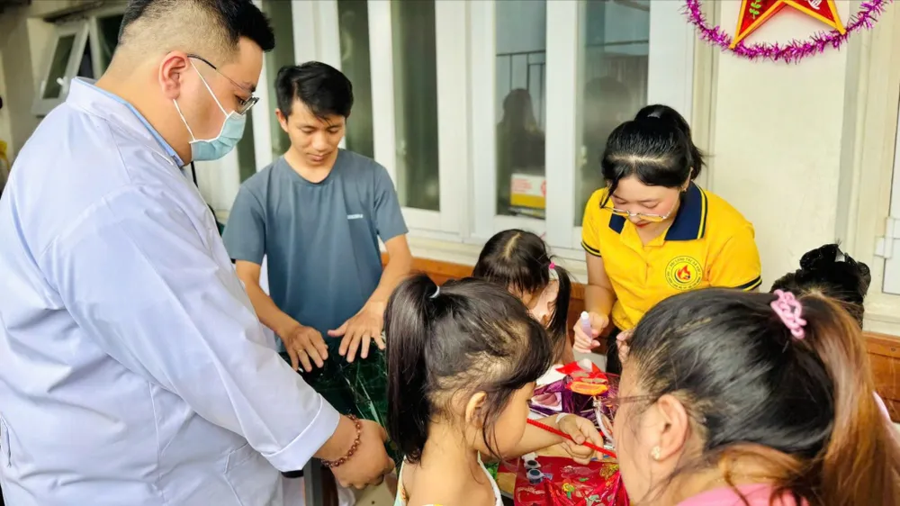Mùa trăng trọn vẹn với bệnh nhi, trẻ khó khăn