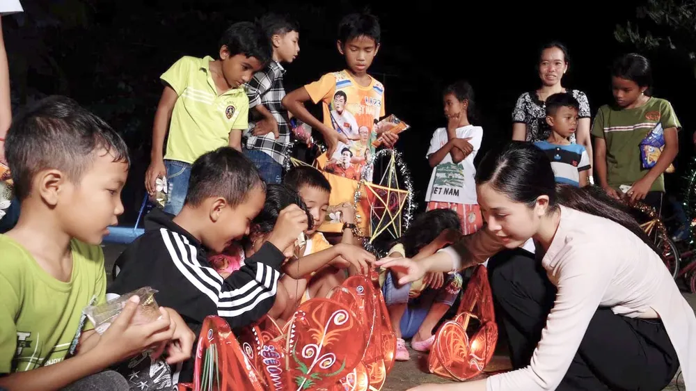 Trăng rằm thắp sáng tình thân