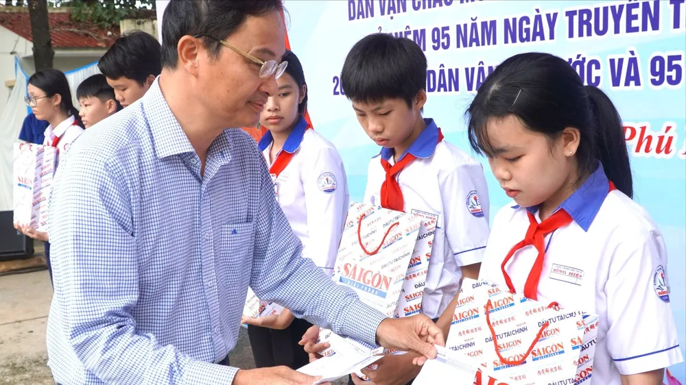 Xã Phú Hòa, Đồng Nai: Gần 1 tỷ đồng hỗ trợ người có hoàn cảnh khó khăn