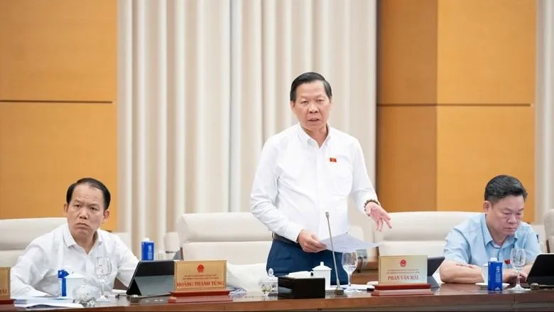 Chủ nhiệm Ủy ban Kinh tế và Tài chính Phan Văn Mãi báo cáo thẩm tra 