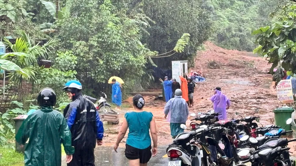Sạt lở tuyến đường trên địa bàn xã A Vương (TP Đà Nẵng). Ảnh: BRIU QUÂN
