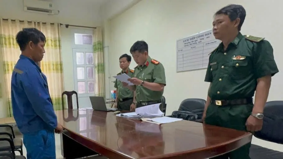 Khởi tố hai anh em tổ chức cho người khác xuất cảnh trái phép