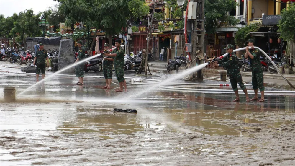 Hàng trăm cán bộ, chiến sĩ được huy động hỗ trợ người dân Hội An khắc phục hậu quả mưa lũ