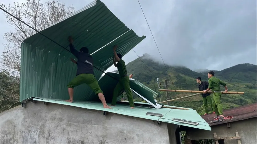 Quảng Ngãi: Hàng trăm cán bộ giúp dân sửa chữa nhà ở