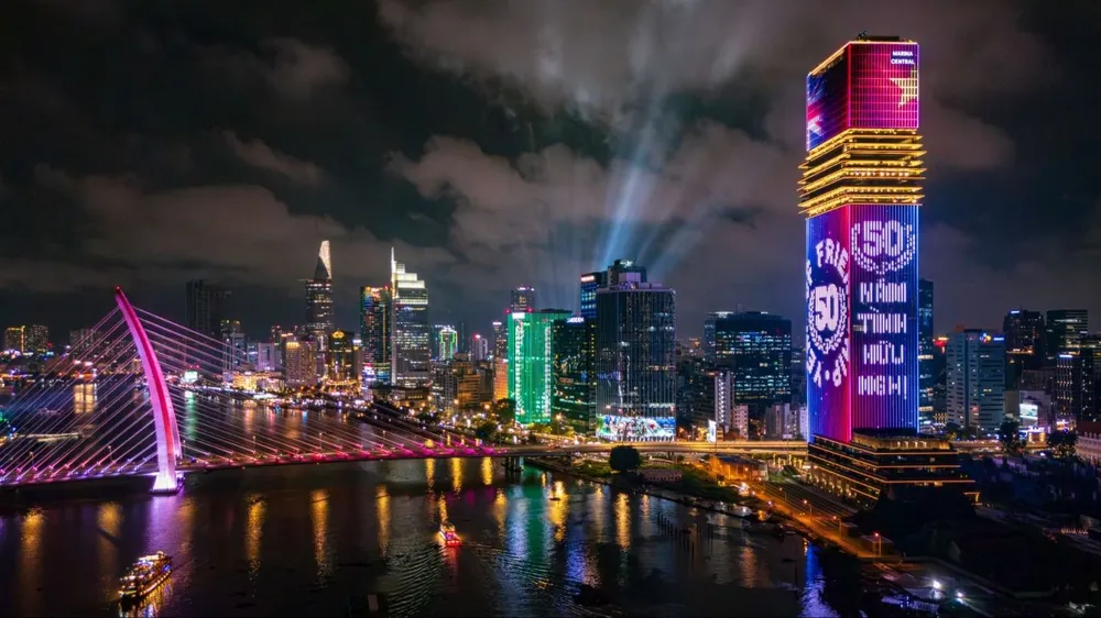 Tòa tháp Saigon Marina IFC rực sáng sắc màu chào mừng Tuần lễ hữu nghị Việt Nam - Vương quốc Anh