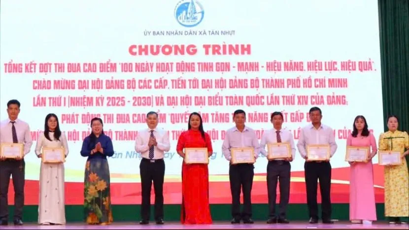 Lãnh đạo xã Tân Nhựt tặng Giấy khen đối với các tập thể, cá nhân