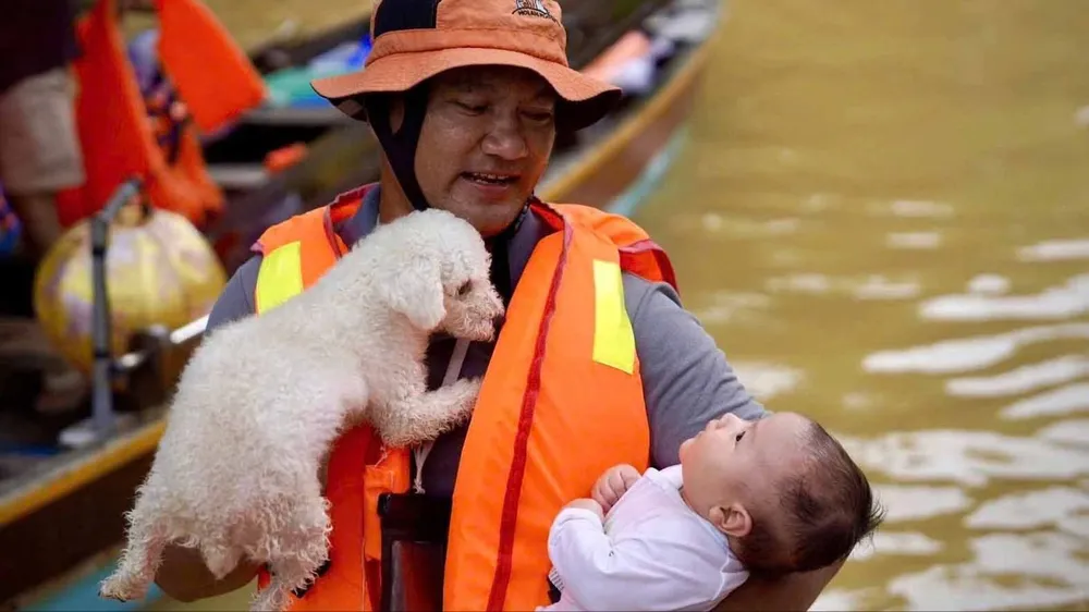 Tình người sau cơn lũ dữ