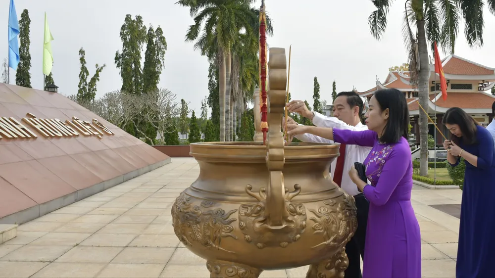 Đoàn đại biểu MTTQ Việt Nam TPHCM viếng Nghĩa trang Liệt sĩ Bà Rịa - Vũng Tàu