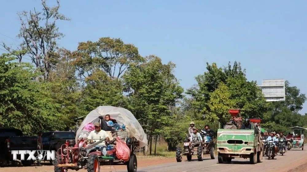 Người dân Campuchia ở tỉnh Preah Vihear, giáp giới với Thái Lan sơ tán tránh xung đột, ngày 8-12-2025. Ảnh: THX/TTXVN