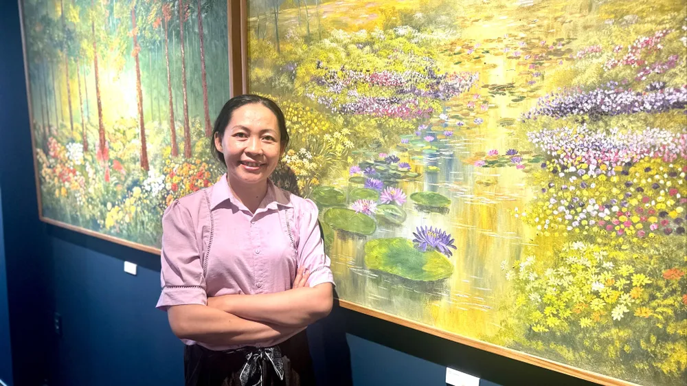 Nhà văn Nguyễn Anh Đào bất ngờ mang “hoa xuống phố”