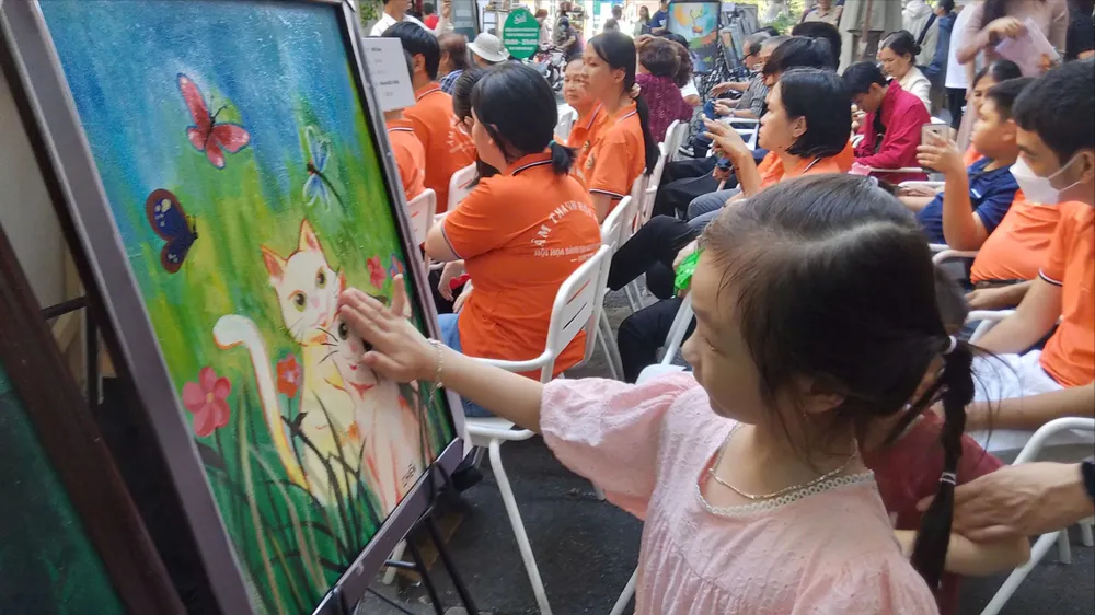 Một bạn nhỏ thích thú, tò mò về suy nghĩ của các họa sĩ đặc biệt