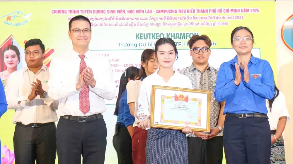 TPHCM tuyên dương 73 sinh viên, học viên Lào, Campuchia tiêu biểu