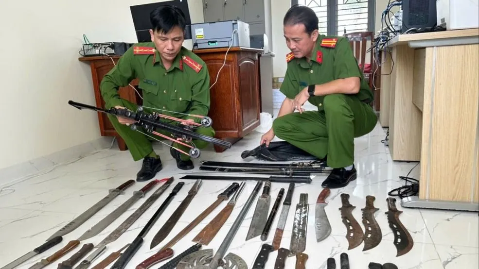 Lực lượng Công an tỉnh An Giang kiểm tra công cụ hỗ trợ được thu hồi. Ảnh: CTV