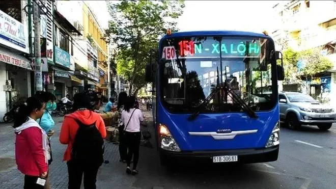 Khách đón xe buýt điện tại ga metro Rạch Chiếc