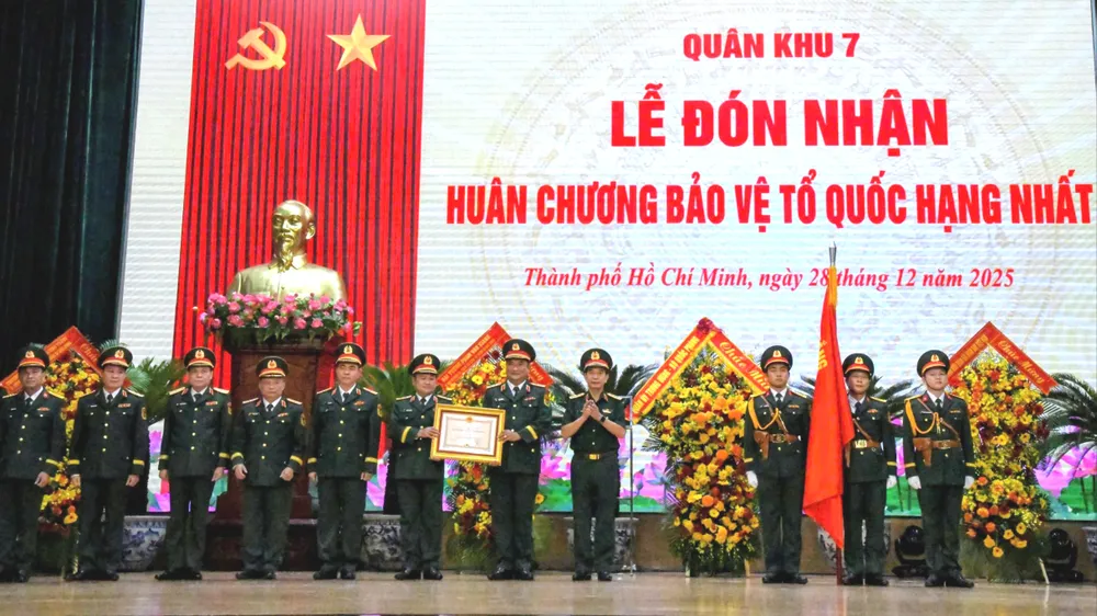 Lực lượng vũ trang Quân khu 7 đón nhận Huân chương Bảo vệ Tổ quốc hạng nhất