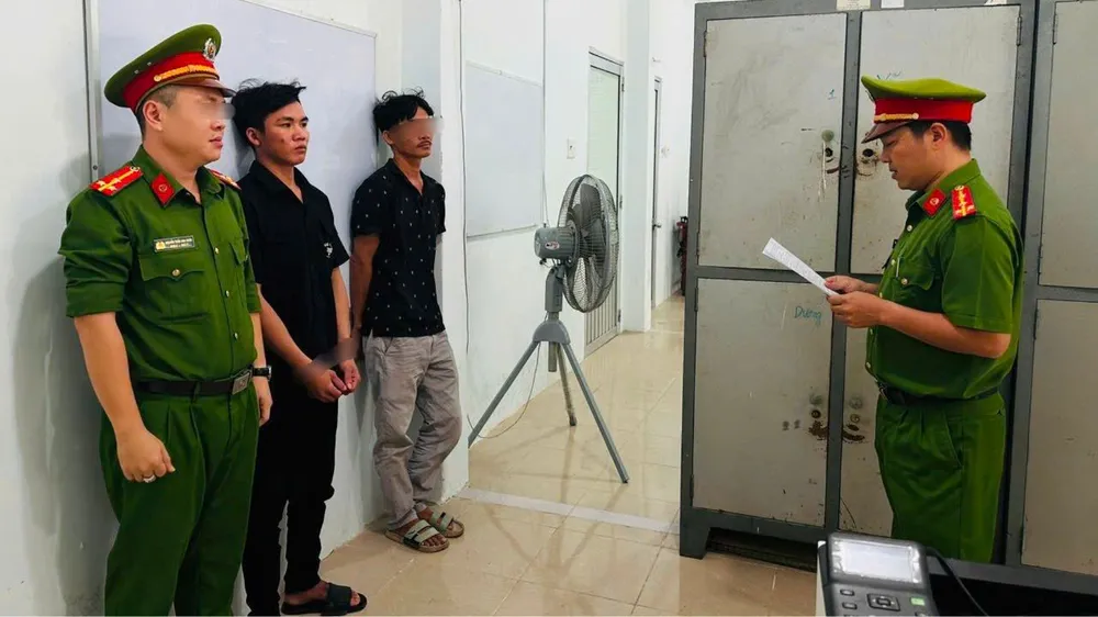 Can ngăn mâu thuẫn không thành, nam thanh niên cầm dao đâm người