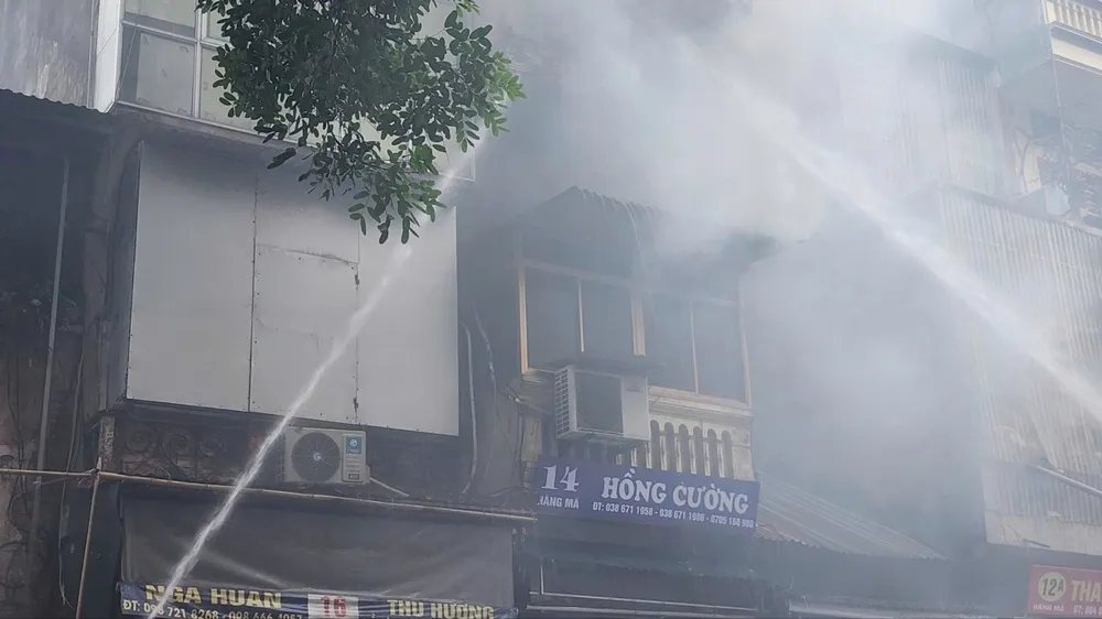 Cháy nhà trên phố Hàng Mã, Hà Nội
