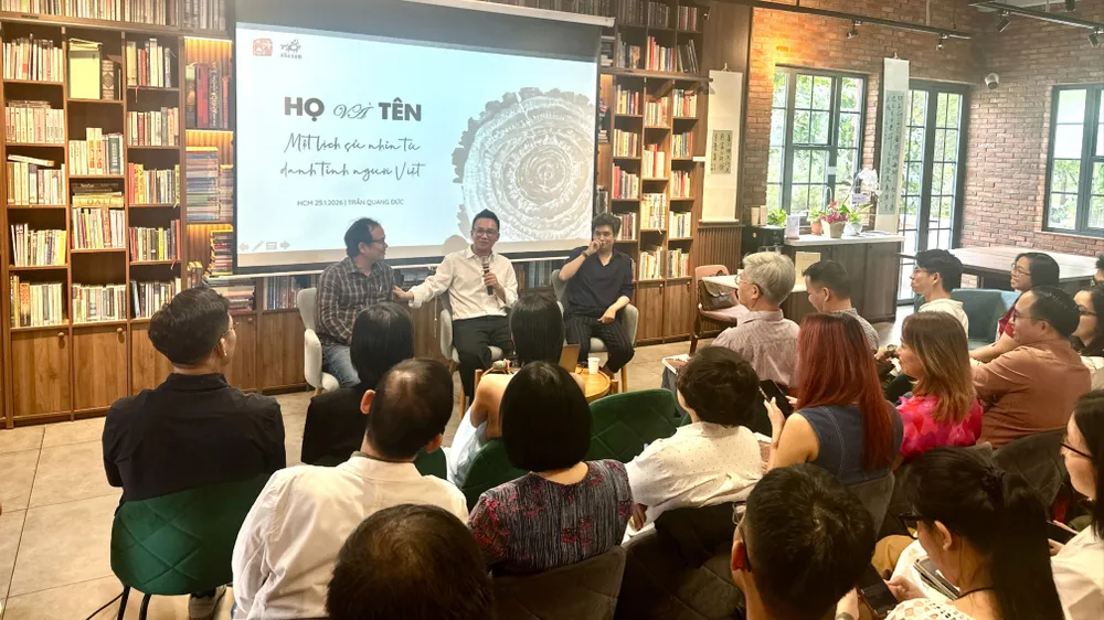 Một lịch sử nhìn từ danh tính người Việt nhân trường hợp "Họ và tên"