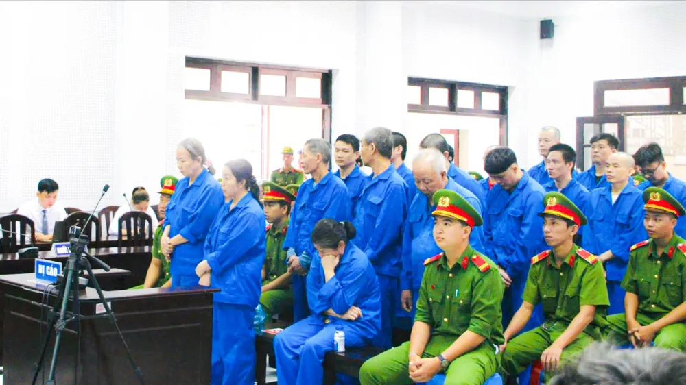 Xét xử các bị cáo trong đường dây lừa đảo chiếm đoạt hàng trăm tỷ đồng