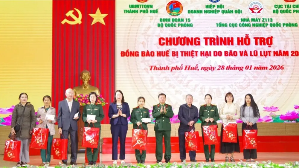 Hiệp hội Doanh nghiệp Quân đội trao tặng quà Tết ở Huế