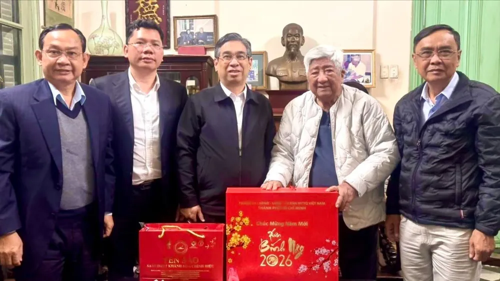 Đoàn công tác Thường trực Thành ủy TPHCM thăm, chúc tết nguyên lãnh đạo Đảng và Nhà nước