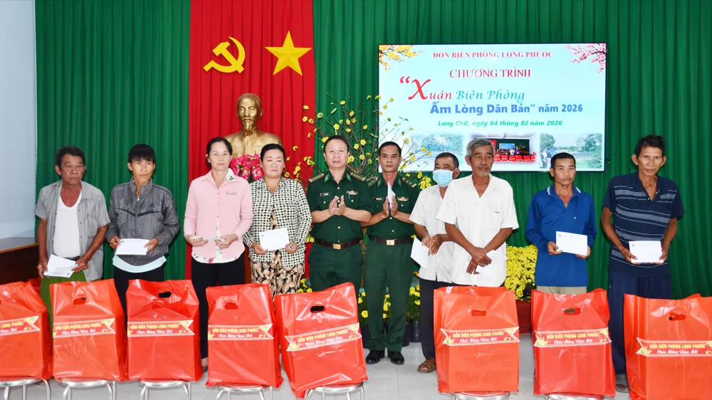 Đồng bào người Thái biểu diễn điệu múa truyền thống mừng Đảng, mừng Xuân tại chương trình