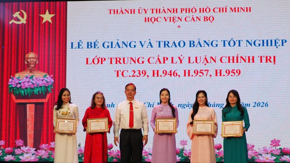 Học viện Cán bộ TPHCM trao bằng tốt nghiệp cho học viên các lớp trung cấp chính trị