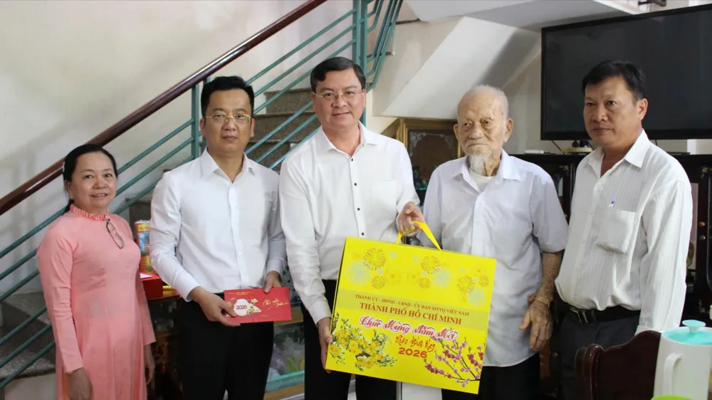 Lãnh đạo TPHCM thăm, chúc tết gia đình chính sách và đơn vị quân đội