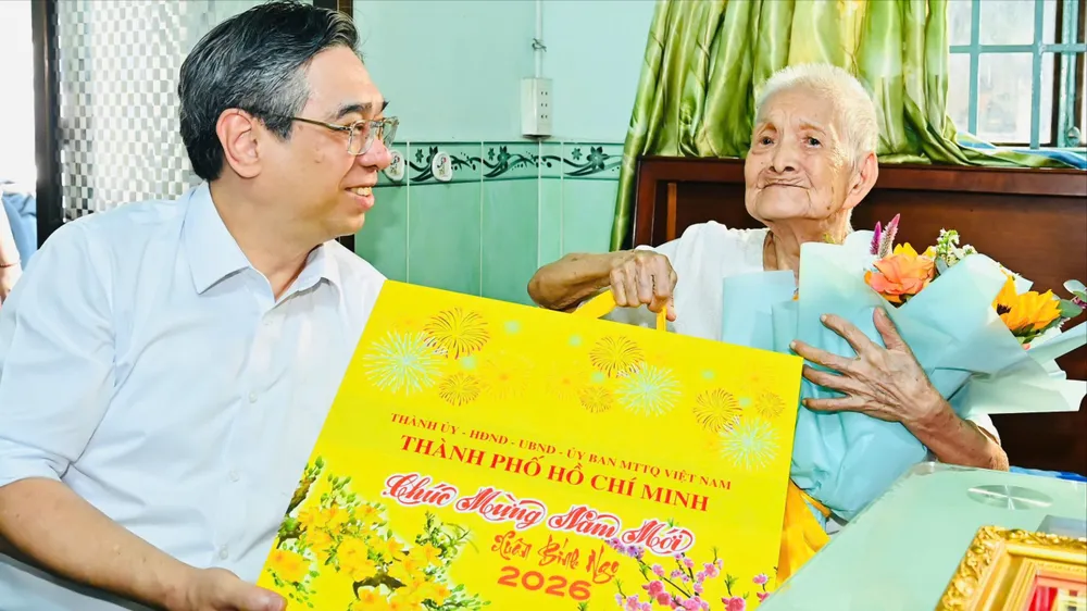 Lãnh đạo TPHCM thăm, tặng quà tết đến người cao tuổi, hộ nghèo