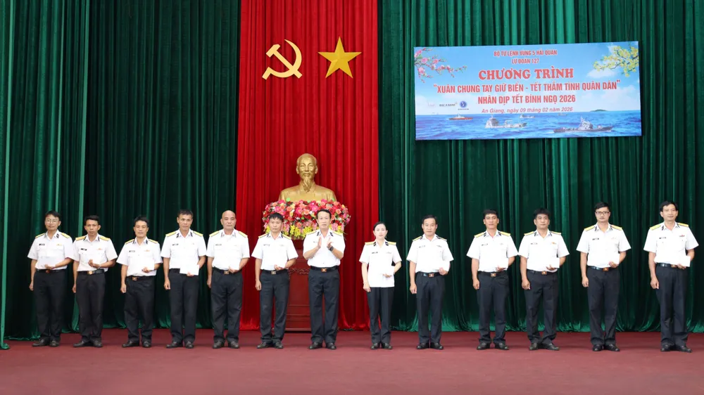 Đại tá Nguyễn Lương Khuyên tặng quà thân nhân thương binh trong đơn vị