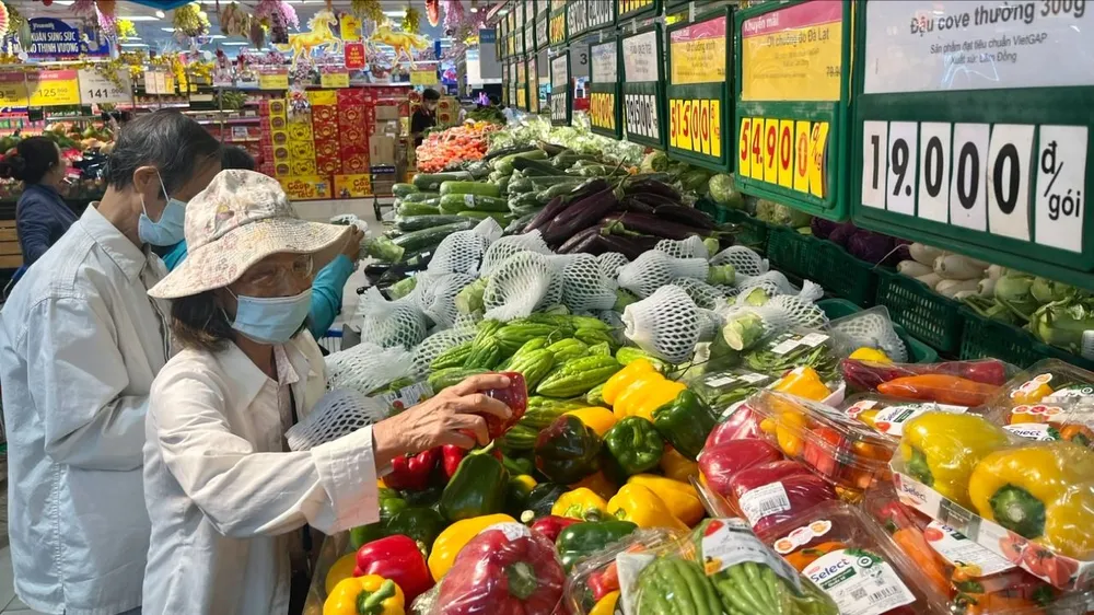 Cá chép vàng, trái cây, hoa tươi hút khách dịp tiễn ông Táo